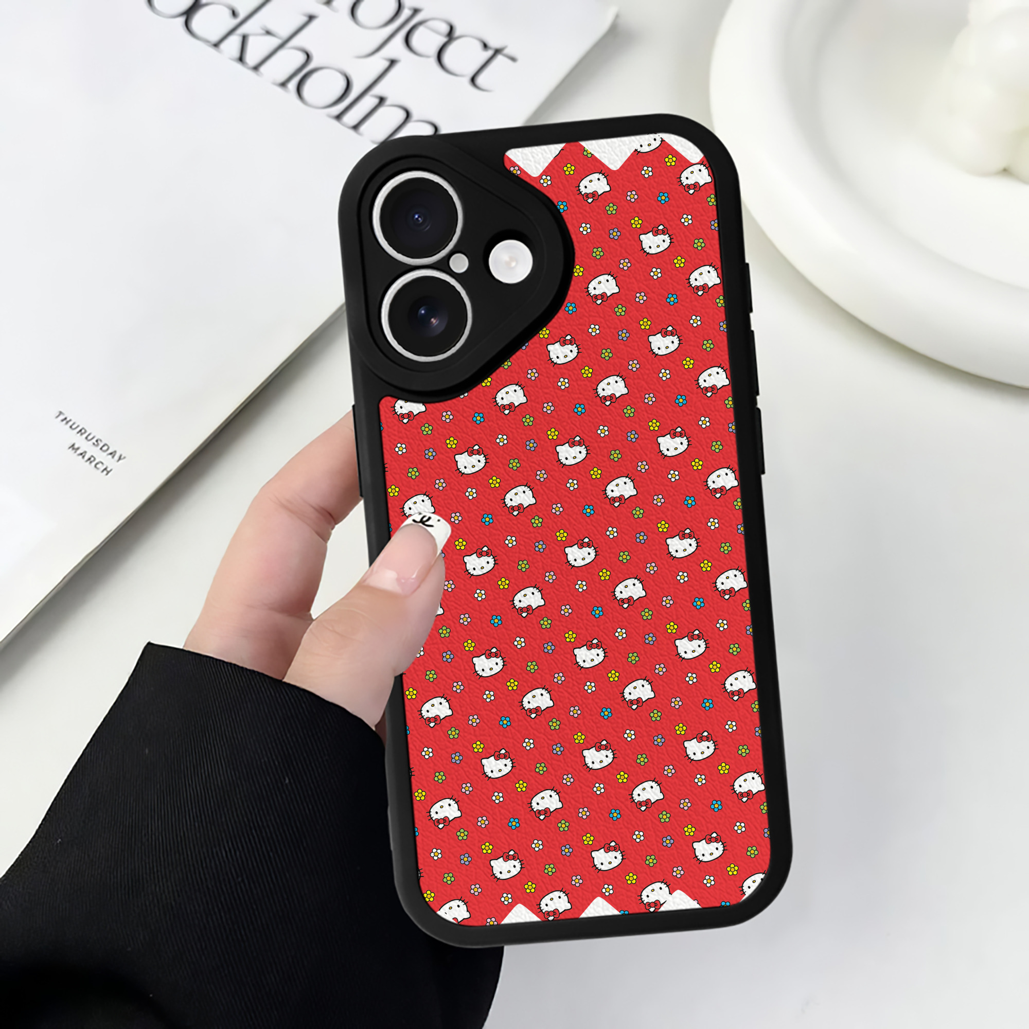 （画像用） Hello Kitty ハローキティ 【iPhone 16シリーズ対応】シリコンスマホケース（レザー調） 材質：シリコン